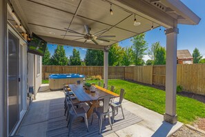 Outdoor dining - Fully renovated 4 bedroom 3 bath house that sleeps 15. Hot tub. Garage game room (Medford)