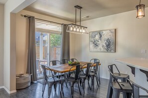 Dining - Fully renovated 4 bedroom 3 bath house that sleeps 15. Hot tub. Garage game room (Medford)