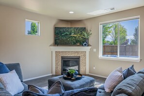 Smart TV, fireplace, video games, table football - Fully renovated 4 bedroom 3 bath house that sleeps 15. Hot tub. Garage game room (Medford)