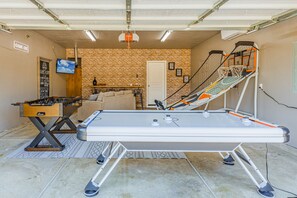 Smart TV, caminetto, videogiochi, tavolo da calcetto