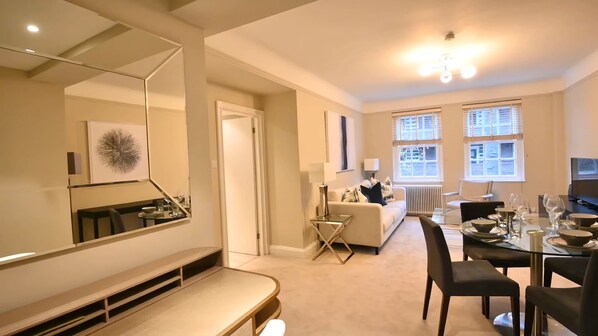 Apartment, 2 Queen Beds | Dining