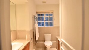 Apartment, 2 Queen Beds | Bathroom - Charming 2-bed Apartment in London (London)