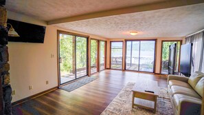 Smart TV, fireplace, table tennis - Lakeview Landing, pet friendly lake front home on Boone Lake (Kingsport)