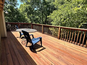 Outdoor dining - Relaxing Home on the Outskirts! (Independence)