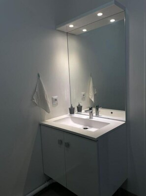 Hiustenkuivaaja, pyyhkeet, saippua, vessapaperi