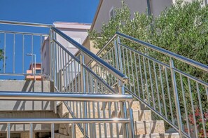 Property grounds - Anovi Holiday House #1 by Litto (Okrug Gornji)