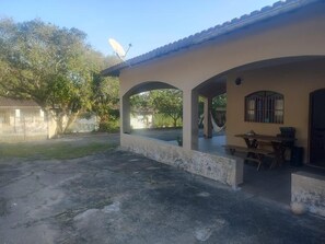 Outdoor dining - Casa com 4 Quartos a 300 Metros da Praia (Jardim Casa Branca Caraguatatuba)