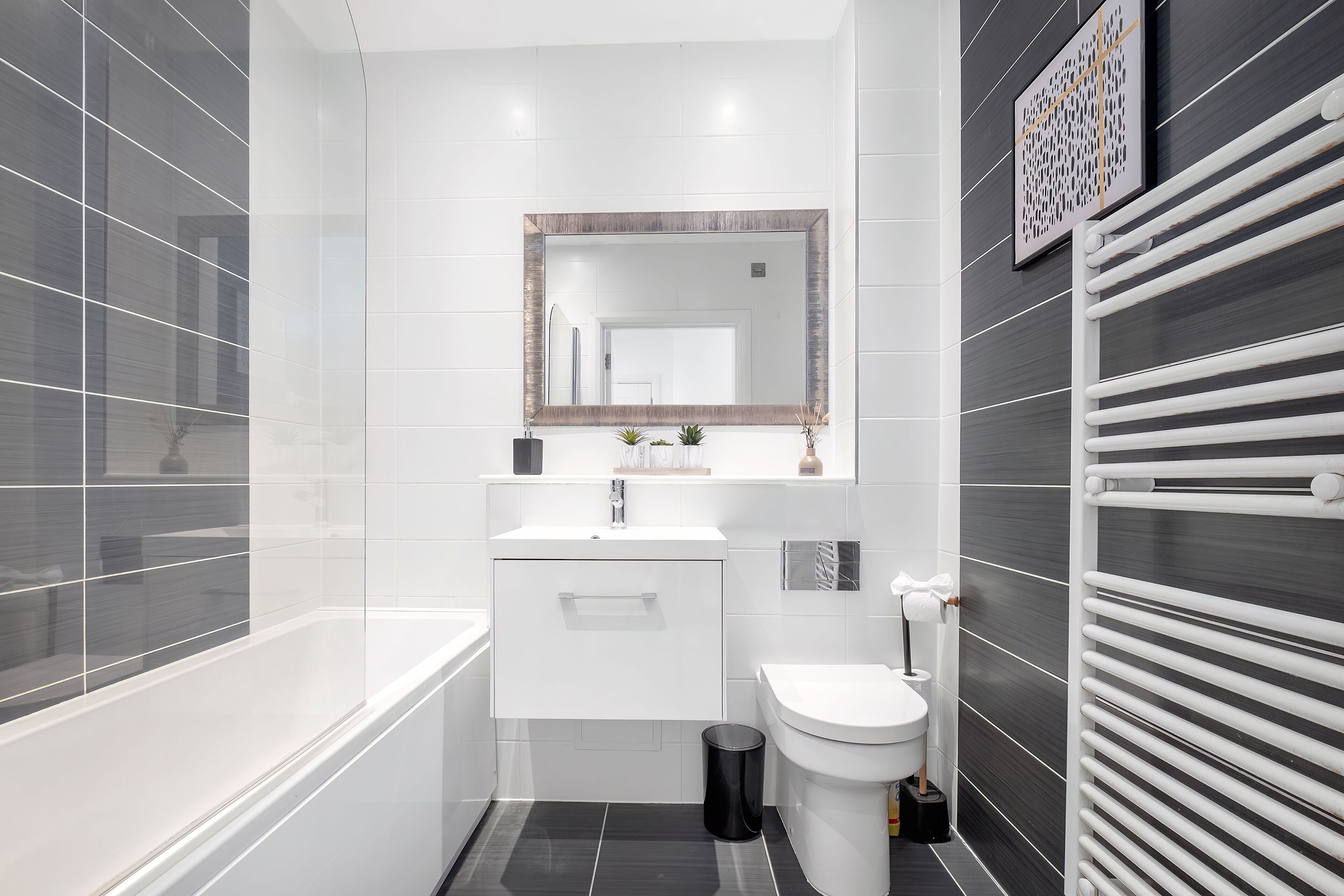 Basic Apartment | Bathroom
