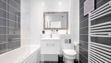 Basic Apartment | Bathroom | Towels, toilet paper