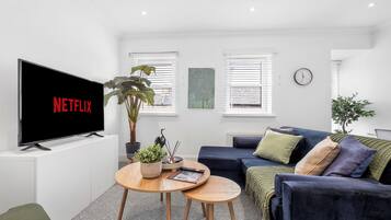 Basic Apartment | Living area