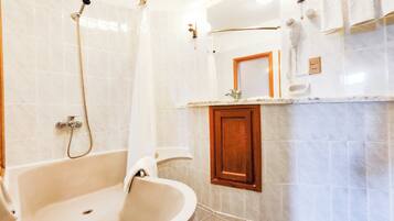 Basic Triple Room | Bathroom | Free toiletries, hair dryer, towels, soap