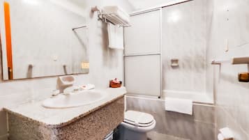 Familien-Dreibettzimmer | Badezimmer | Kostenlose Toilettenartikel, Haartrockner, Handtücher, Seife