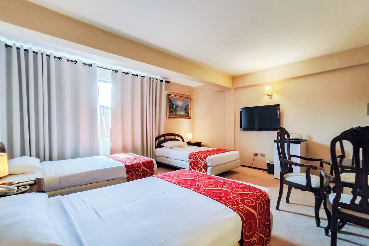 Basic Triple Room | Langsir/tirai gelap terus, Wi-fi percuma, cadar katil