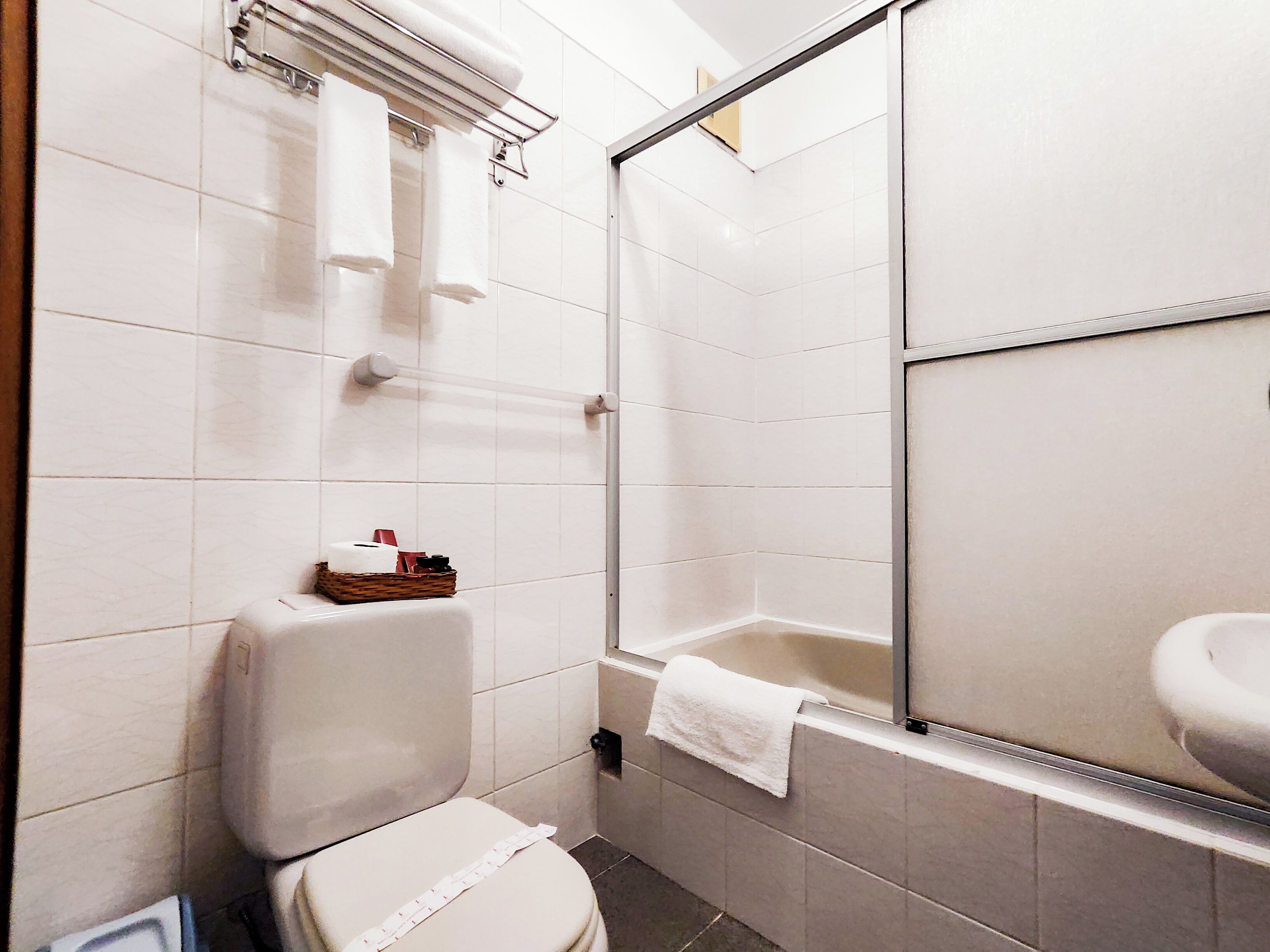Une salle de bain équipée de toilettes, d’une douche et d’une baignoire.