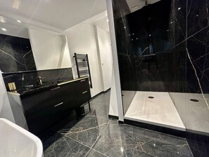 Haartrockner, Handtücher, Seife, Toilettenpapier