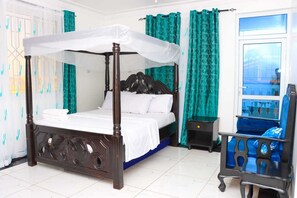 4 bedrooms, iron/ironing board, WiFi, bed sheets - luxurious 4 bedroom house with Jaccuzi and  movie room in Mombasa Bamburi Utange (Mombasa)