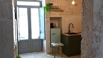 Refrigerador, parrilla de estufa, tetera eléctrica y molino para café