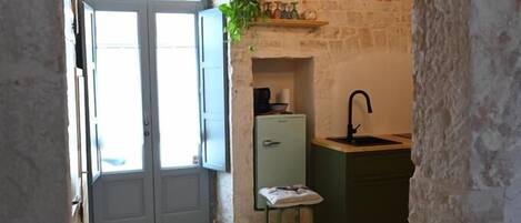 Een koelkast, een kookplaat, een waterkoker, een koffiemolen