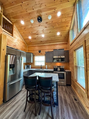 Microwave, oven, stovetop, dishwasher - Brand New Creekside Cabin convenient to everything! (Sevierville)