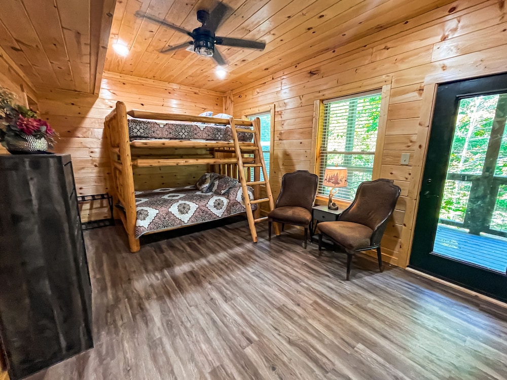 Brand New Creekside Cabin convenient to everything! Sevierville Vrbo