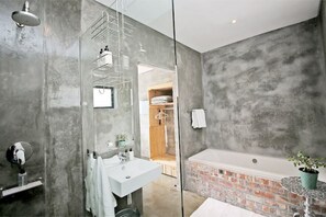 Articles de toilette écologiques, sèche-cheveux, serviettes fournies