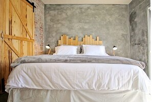 3 bedrooms, desk, iron/ironing board, WiFi - Gorgeous 3 King size apartments with Sea views.
 (Cape Town)