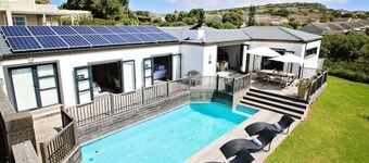 Gorgeous 3 King size apartments with Sea views.