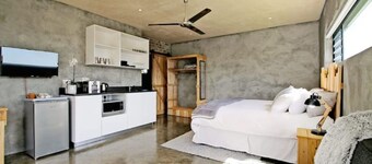 Gorgeous 3 King size apartments with Sea views.
