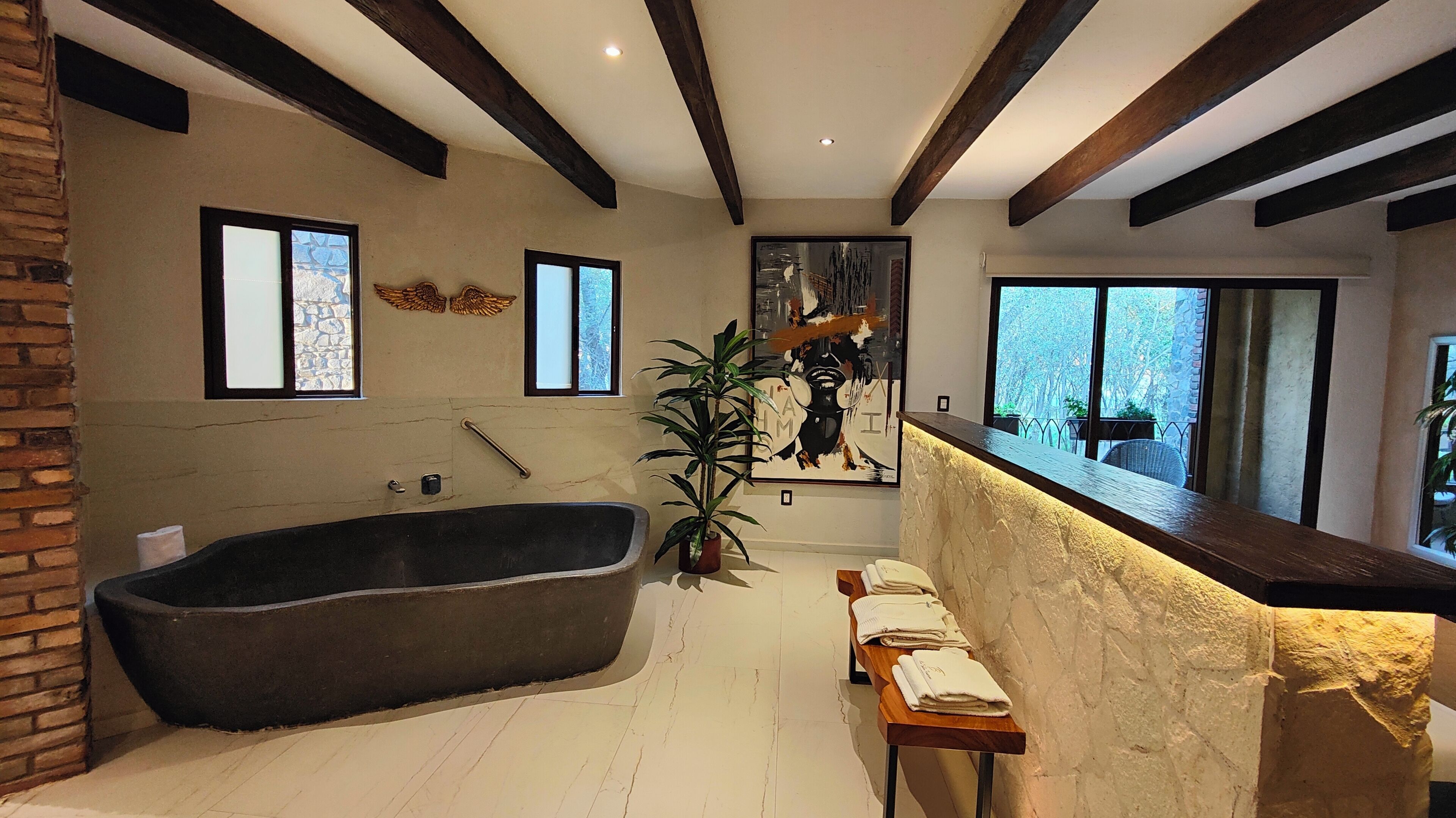 Suite estudio de diseñador, 1 cama King size, balcón, vista al resort | Decoración personalizada, muebles diferentes y cortinas blackout 