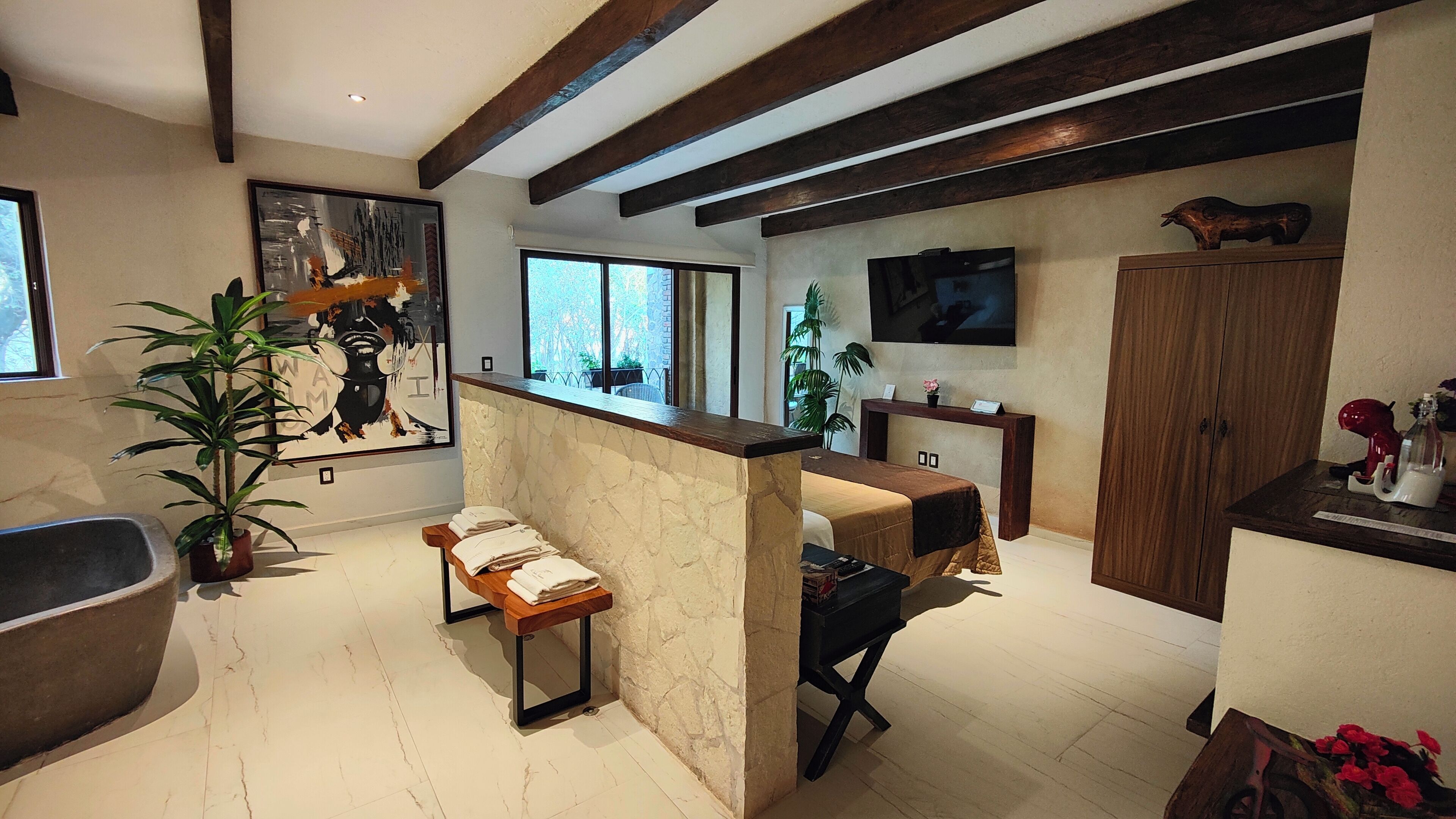 Suite estudio de diseñador, 1 cama King size, balcón, vista al resort | Decoración personalizada, muebles diferentes y cortinas blackout 