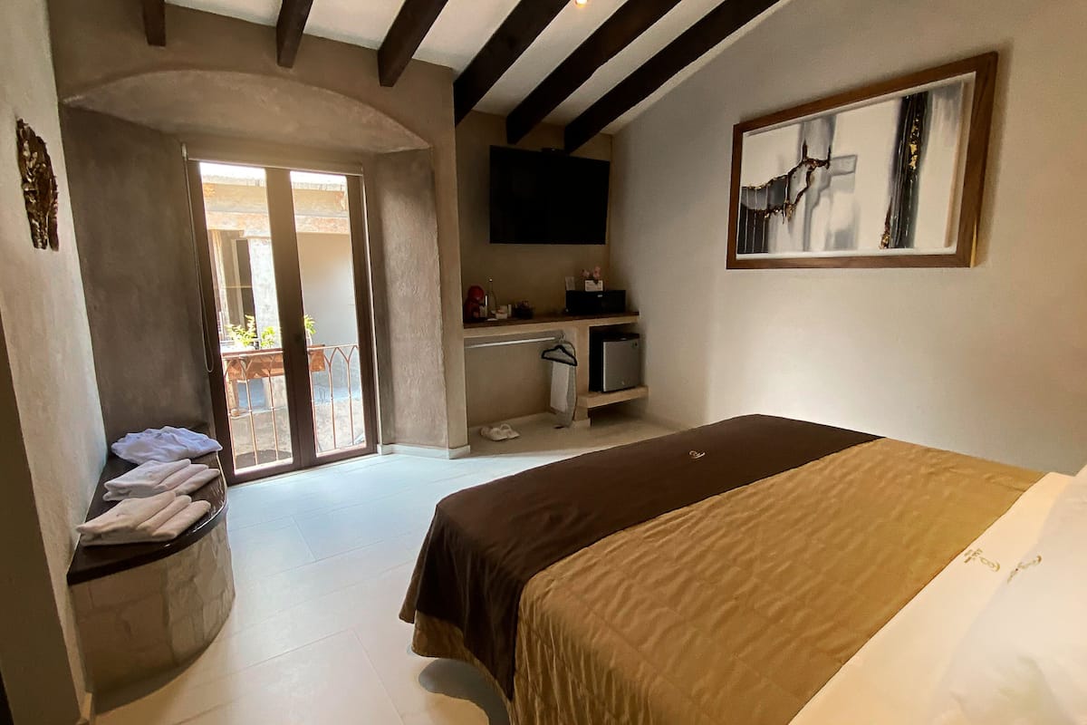 Deluxe studio suite, 1 kingsize bed, balkon, uitzicht op resort | 1 slaapkamer, individueel gedecoreerd, individueel gemeubileerd