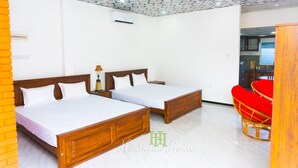 Una habitación de hotel con dos camas de madera, una silla roja y un techo estampado.