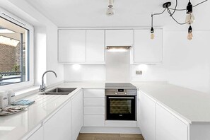 Coffee/tea maker, fridge, oven, dishwasher