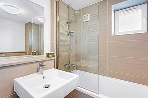 Badewanne, umweltfreundliche Kosmetikartikel, Haartrockner, Seife