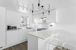 Kühlschrank, Ofen, Geschirrspüler, Wasserkocher mit Kaffee-/Teezubehör