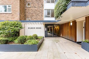 Entrada moderna de um edifício com uma placa indicando "KILMUIR HOUSE".