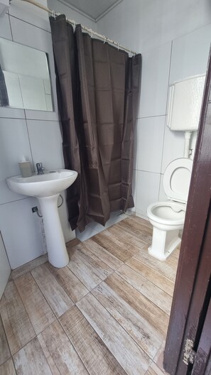 Shower, rainfall showerhead, towels, soap - Nuevo Hotel Aramaya (Montevideo)