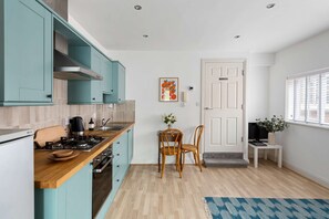 Fridge, microwave, oven, stovetop - Contemporary Apt with Balcony by Black Door Stays (Cardiff)