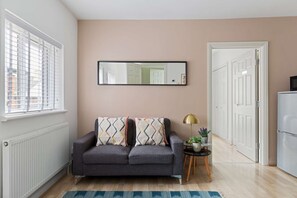 TV - Contemporary Apt with Balcony by Black Door Stays (Cardiff)