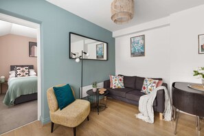 TV - Convenient Central Apartment by Black Door Stays (Cardiff)