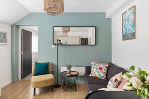 TV - Convenient Central Apartment by Black Door Stays (Cardiff)