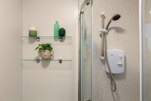 Dusj, hårføner og håndklær