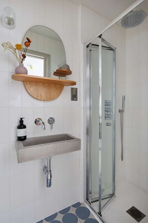 Shower, hair dryer, towels - Contemporary Central Duplex by Black Door Stays (Cardiff)
