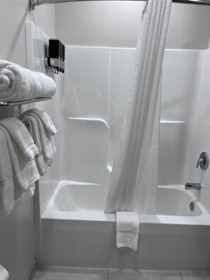 Combined shower/bathtub, eco-friendly toiletries, hair dryer, towels - Hamburg Inn & Suites (Hamburg)