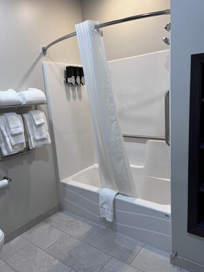 Room | Bathroom | Combined shower/bathtub, eco-friendly toiletries, hair dryer, towels - Hamburg Inn & Suites (Hamburg)