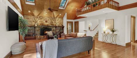 Älytelevisio, kirjoja, työhuone, tietokoneen näyttö