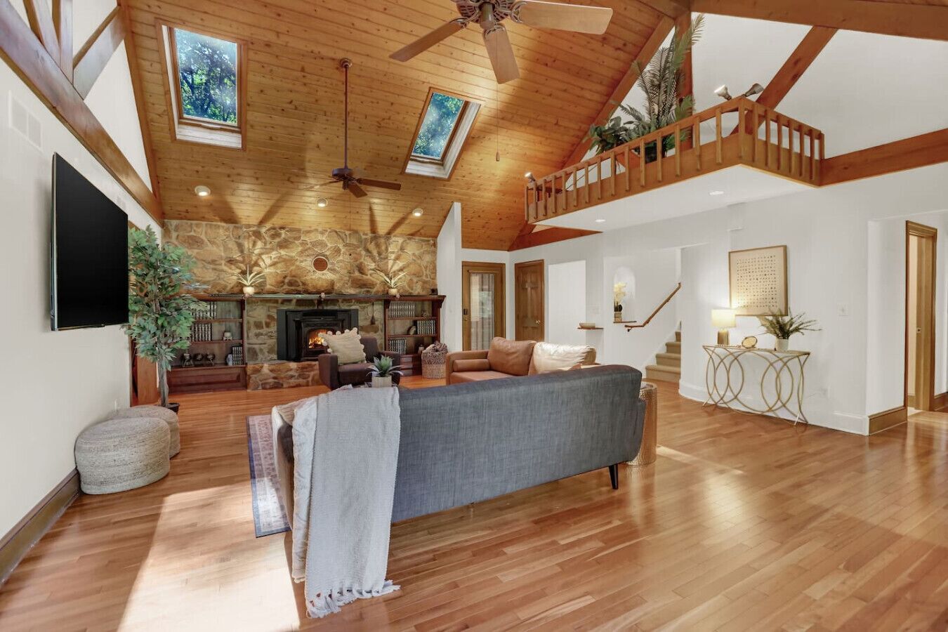 TV connectée, livres, écrans d'ordinateur