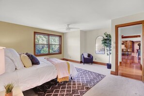 Escritorio, tabla de planchar con plancha, cuna de viaje y wifi gratis 