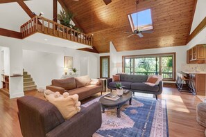 Smart TV, libros, oficina, monitor de computadora