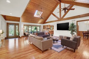 Smart-TV, Bücher, Arbeitsbereiche, Computerbildschirme